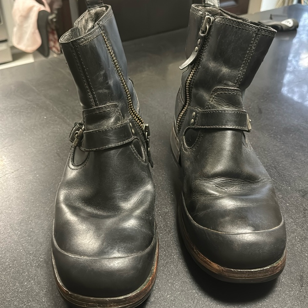 Alston Black boots / UGGS/men’s size